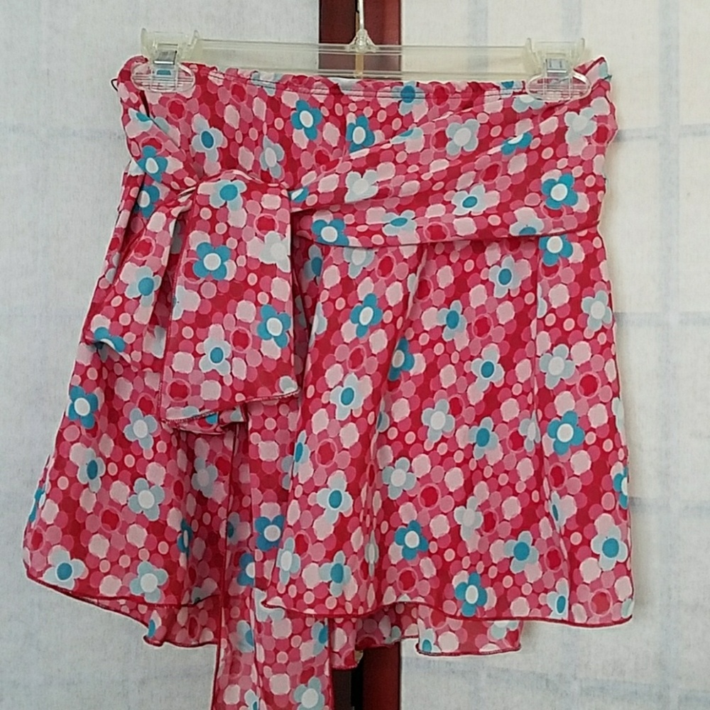 NWOT Red/blue flower pattern mini skirt. Size M.